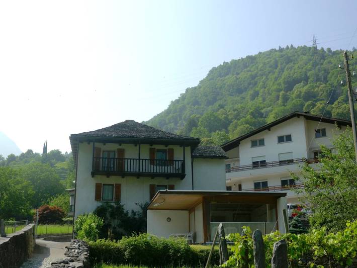 Ferienhaus für 5 Personen, mit Balkon und Terrasse sowie Garten und Ausblick in Misox Calancatal