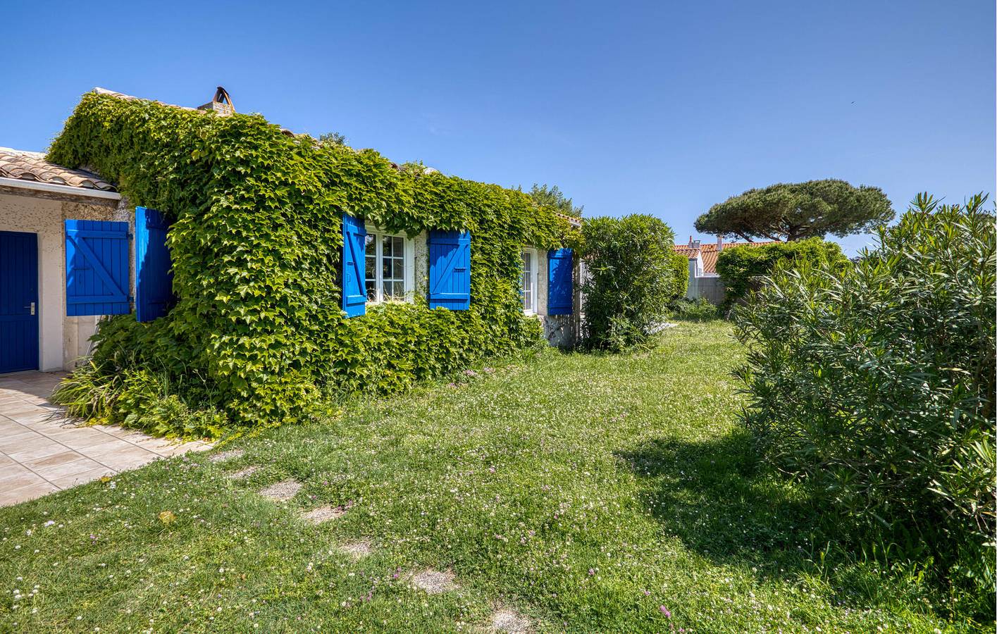 Cozy Apartment with Parking and Garden 2.5km from Plage de la Brée in Saint-Denis-d'Oléron, Côte de Beauté