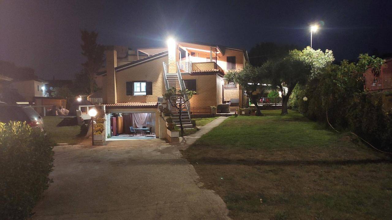 Villa Giuliana stanze con bagno interno in Villa a 350 mt spiaggia libera Lido delle Sirene in Anzio, Provincia di Roma