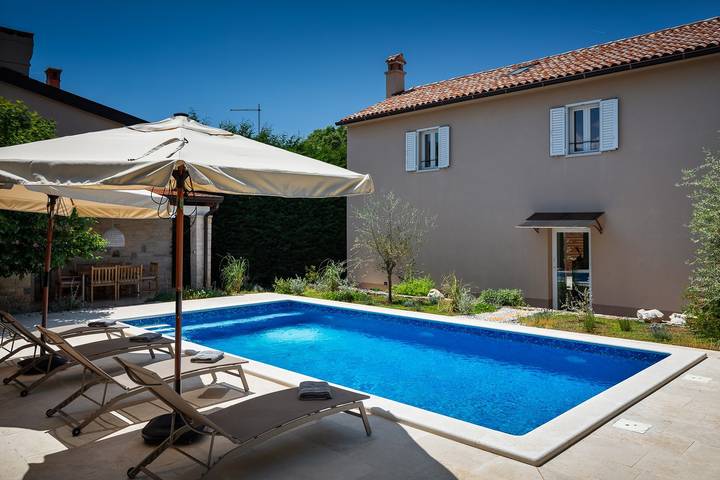 Ferienhaus für 4 Personen, mit Balkon/Terrasse und Garten sowie Pool in Nova Vas