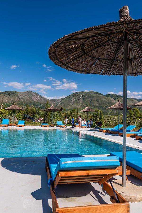Gîte pour 4 personnes, avec piscine ainsi que vue et jardin, animaux acceptés