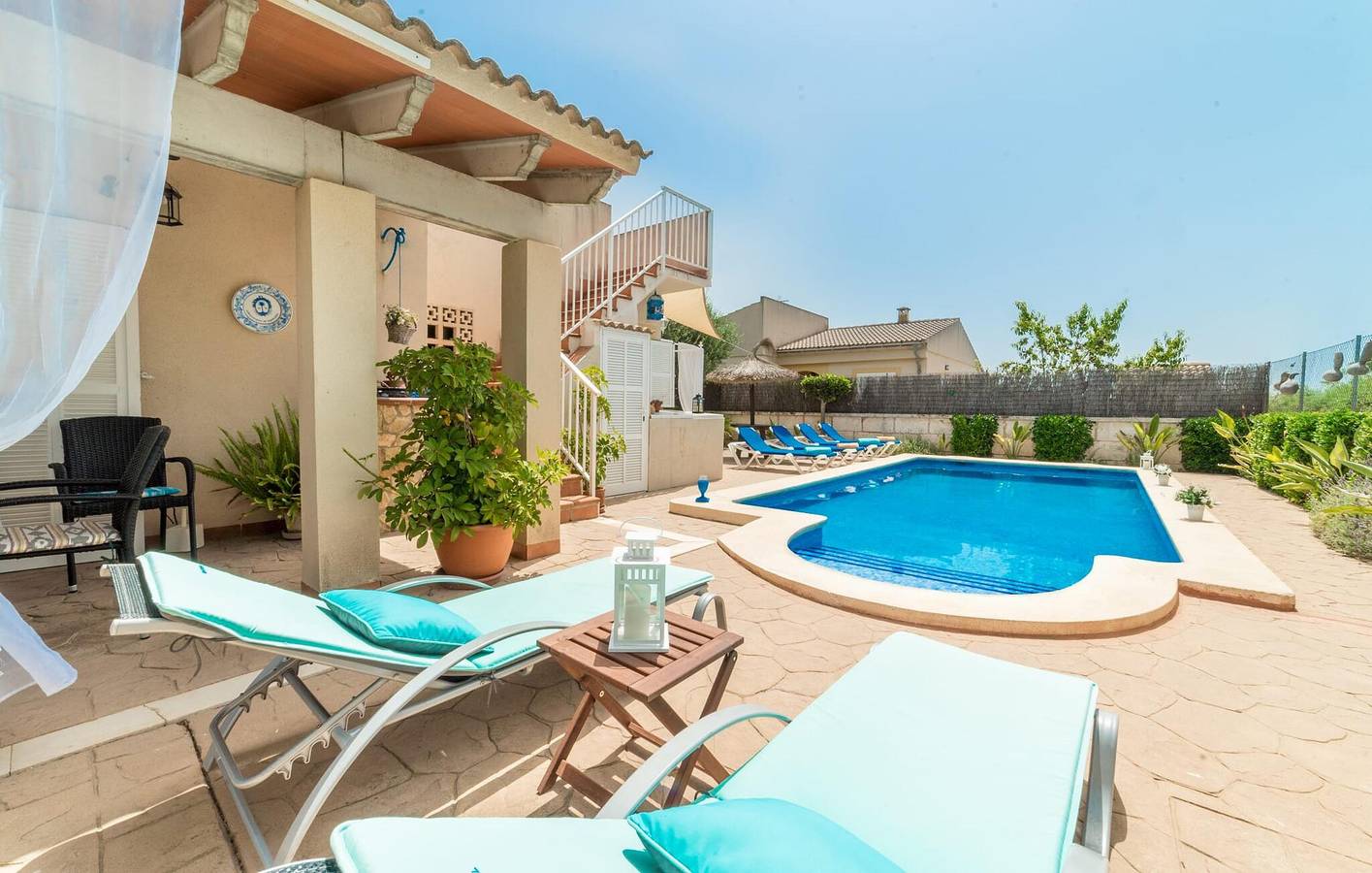 Appartement am Strand mit Terrasse, Pool und AC in Playa de Muro, Muro