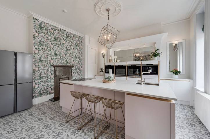 Location de vacances pour 20 personnes, avec terrasse ainsi que jacuzzi et jardin, animaux acceptés à Portsmouth