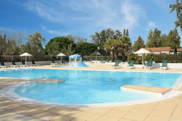 Location de vacances pour 4 personnes, avec jardin ainsi que piscine et bassin pour enfant dans Plage de l'Espiguette - 4