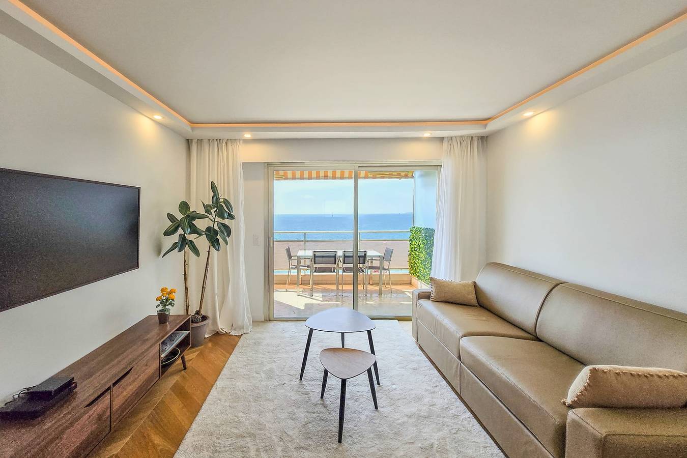Hel ferieleilighet, Apartment 4 guests, front of the sea in Antibes, Cannesregionen