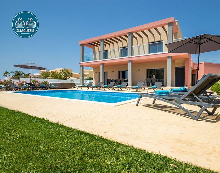 Casa de férias para 26 pessoas, com Varanda e Terraço e ainda Jardim em Armação de Pêra