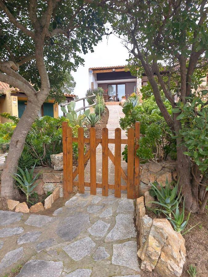 Location de vacances pour 6 personnes, avec vue ainsi que jardin et piscine dans Sole Ruiu - 2