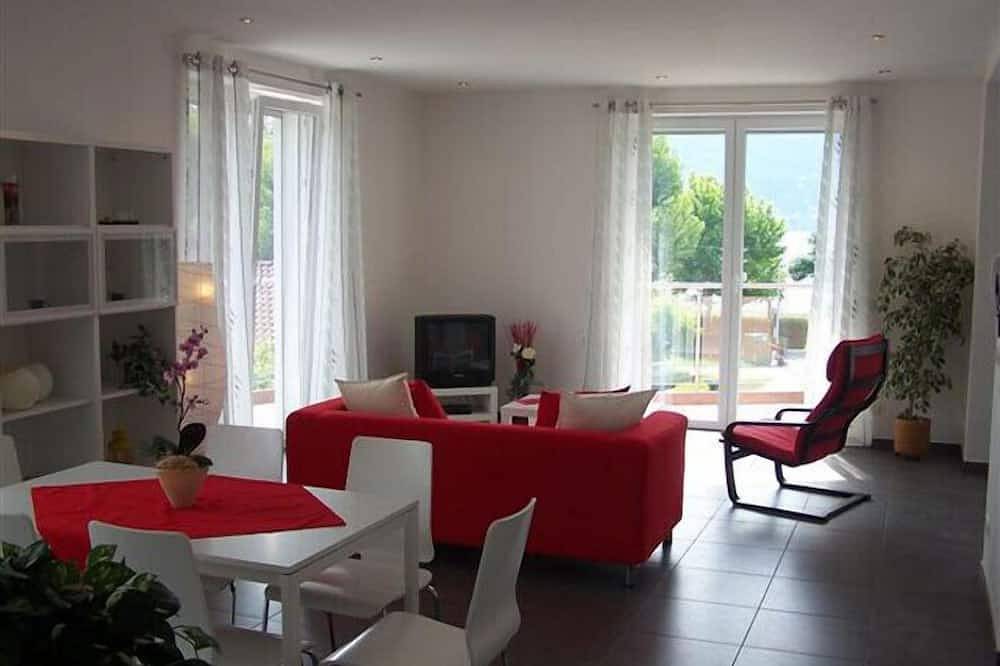 Entire apartment, 2-room apartment only 100 m from the beach and the lake promenade in Maccagno, Maccagno con Pino e Veddasca