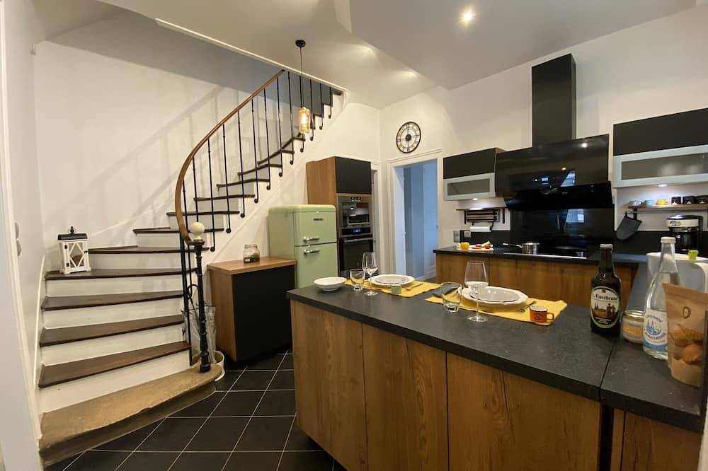 Entire apartment, L'interlude Gite de Standing au Coeur de Chartres Avec Parking in Chartres, Chartres region