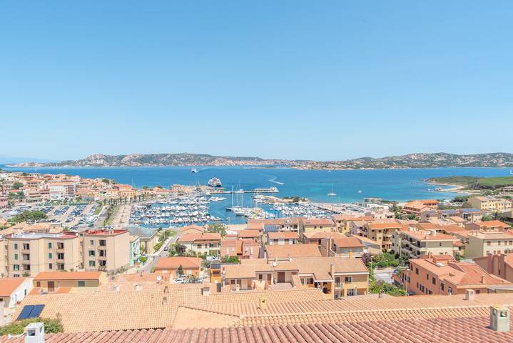Ganze Wohnung, Ferienwohnung mit Panorama-Meerblick und Terrasse; Haustiere erlaubt in Palau (dorf), Palau (Sardinien)