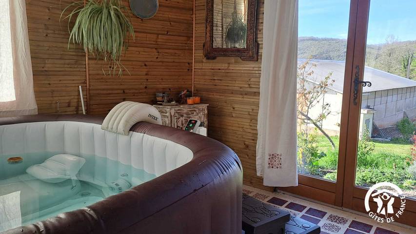 Gîte pour 4 personnes, avec jacuzzi à Mouzieys-Panens