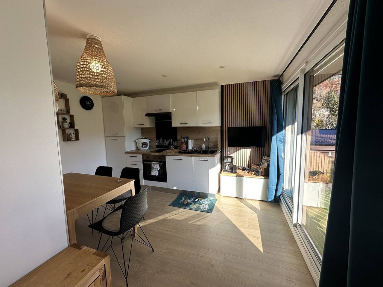 Geheel appartement, Cozy 1-Bedroom + Cabin for 4, Near Ski Slopes, Parking Included in Les Carroz, Arâches-la-Frasse