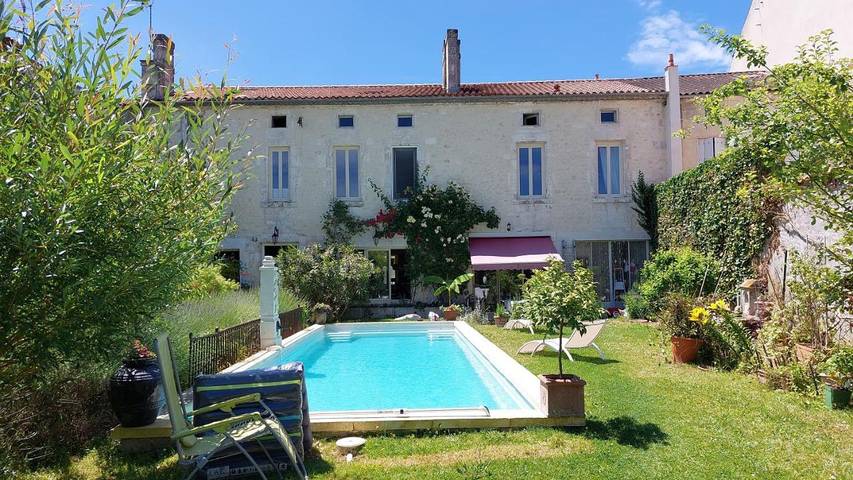 Location de vacances pour 2 personnes, avec Terrasse et Jardin ainsi que Piscine et Vue à Châteauneuf-sur-Charente