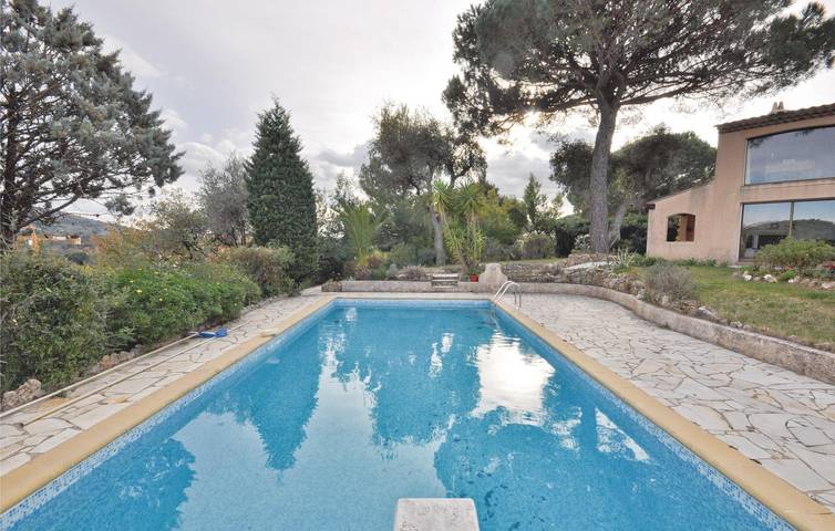 Location de vacances pour 8 personnes, avec piscine ainsi que terrasse et jardin à Gassin - 4