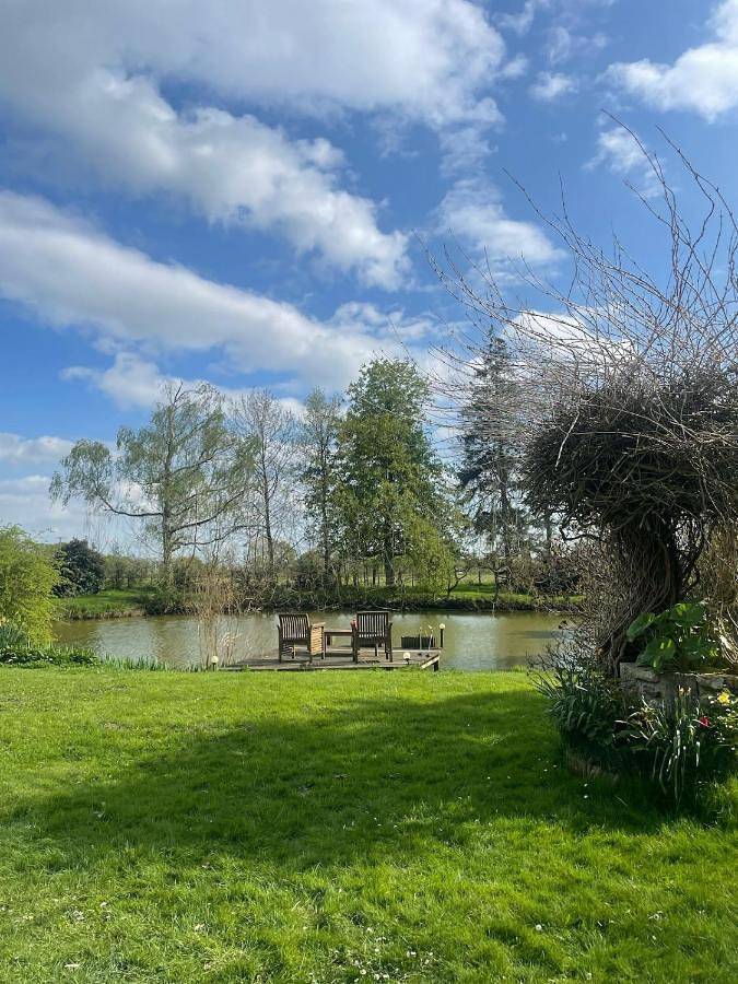 Location de vacances pour 8 personnes, avec vue ainsi que terrasse et vue sur le lac à La Bazoche-Gouet - 3