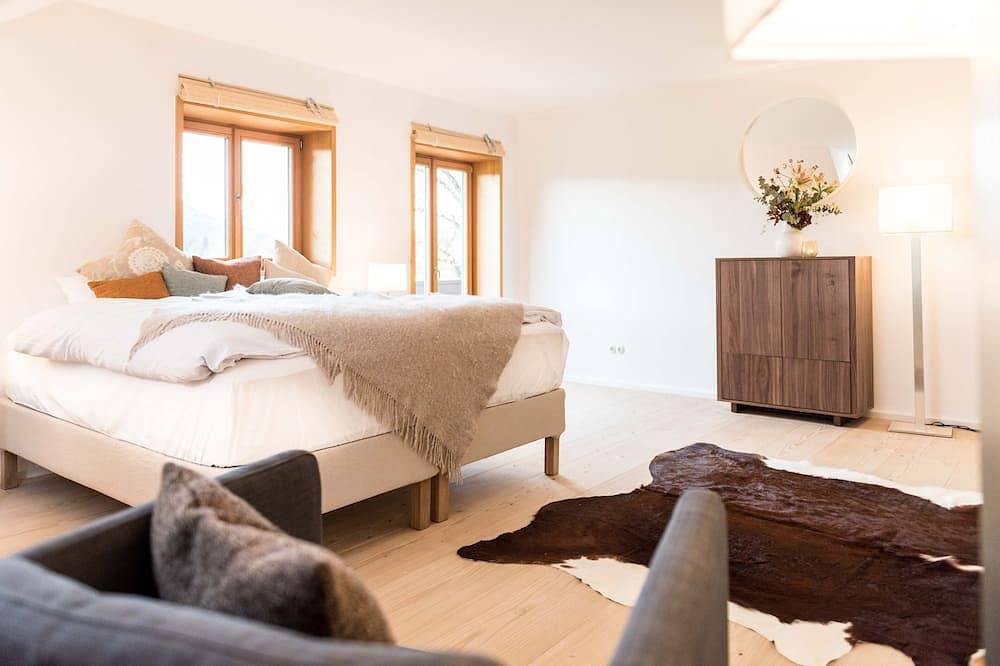 Beautiful vacation home in a large park with mountain views in Bad Tölz, Tölzer Land