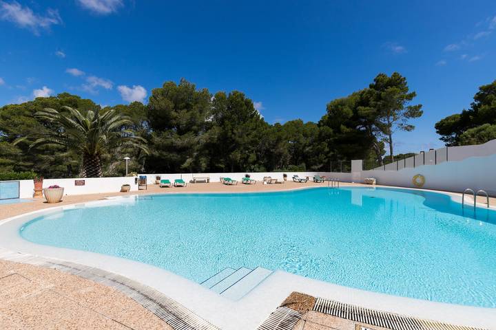 Appartement entier, Appartement "Enzo" récemment rénové avec Wi-Fi, terrasse et piscine in Son Parc, Es Mercadal