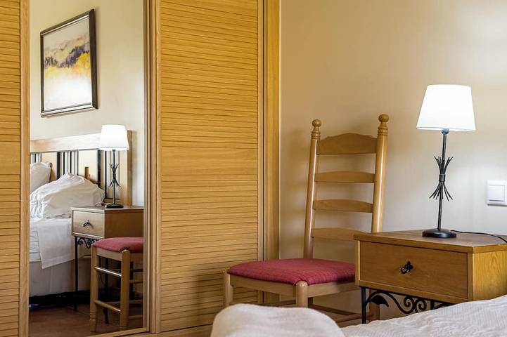Ganze Wohnung, 2 bedroom apartment with swimming pool 2m from Sra. da Rocha beach. in Alporchinhos (Atlantikküste), Porches