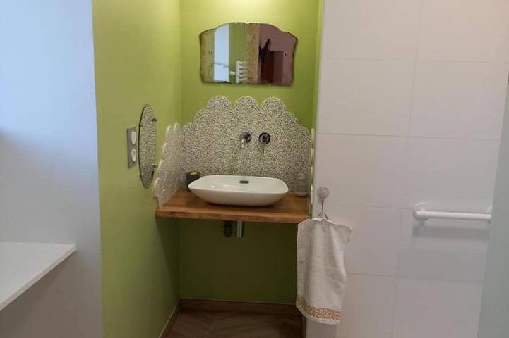 Gîte pour 6 personnes, avec jardin à La Mesnière - 4