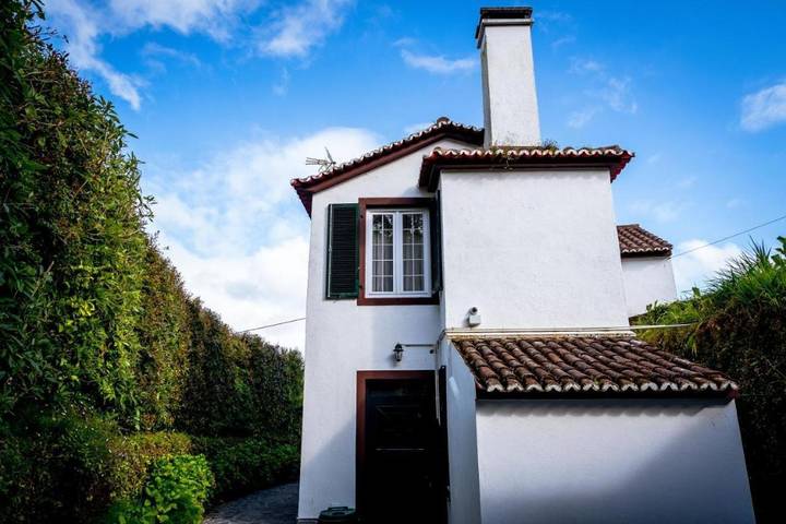 Pousada para 4 pessoas, com jardim nos Açores