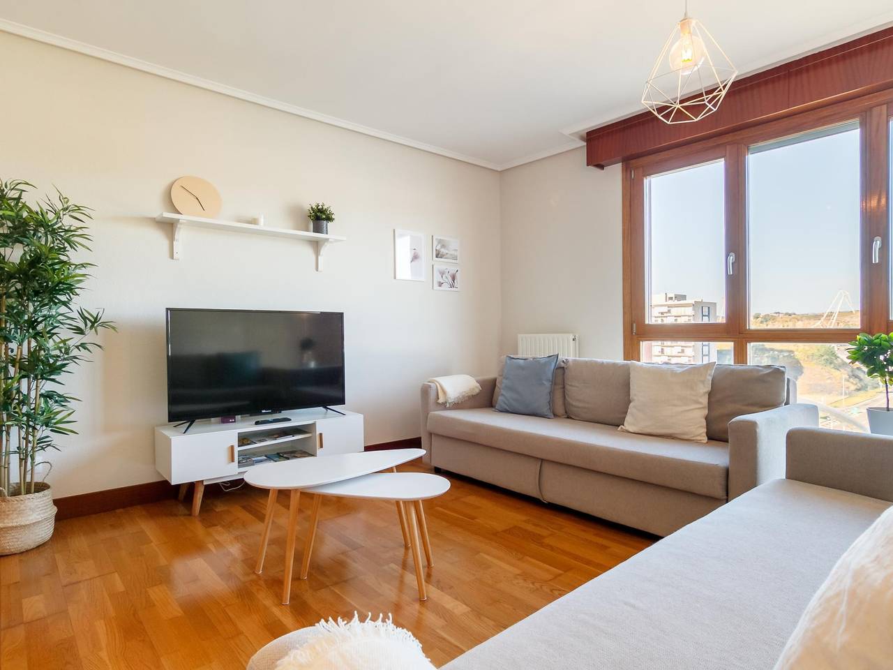 Apartamento vacacional entero, Amplio y luminoso sobre la Ria de Barakaldo in Larrea, Baracaldo