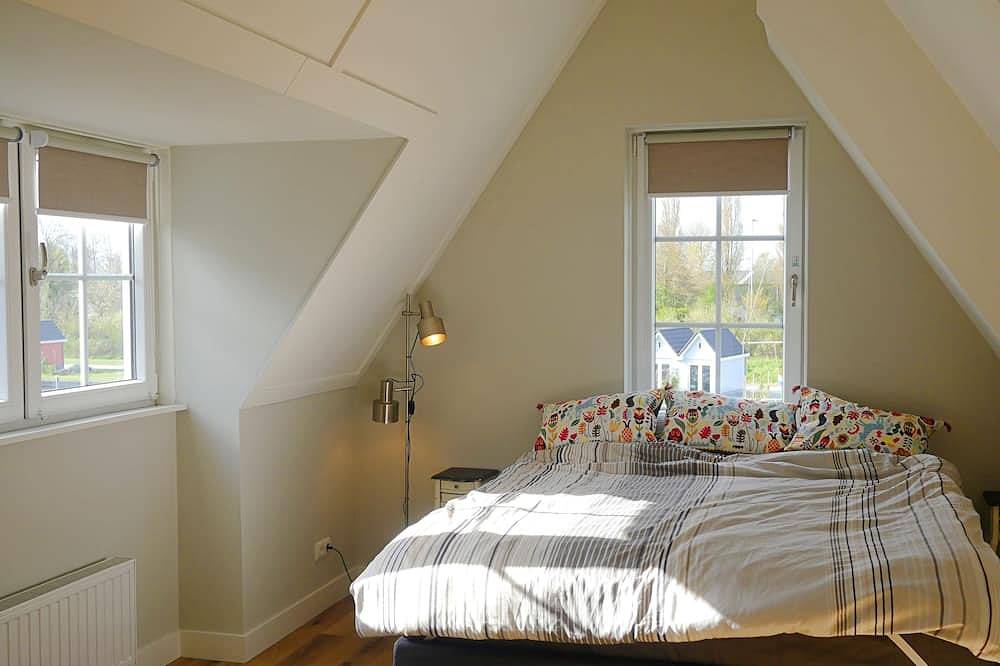 Modern huis met hoog terras & tuin aan privé vaarwater & aanlegsteiger in Stavoren, IJsselmeer