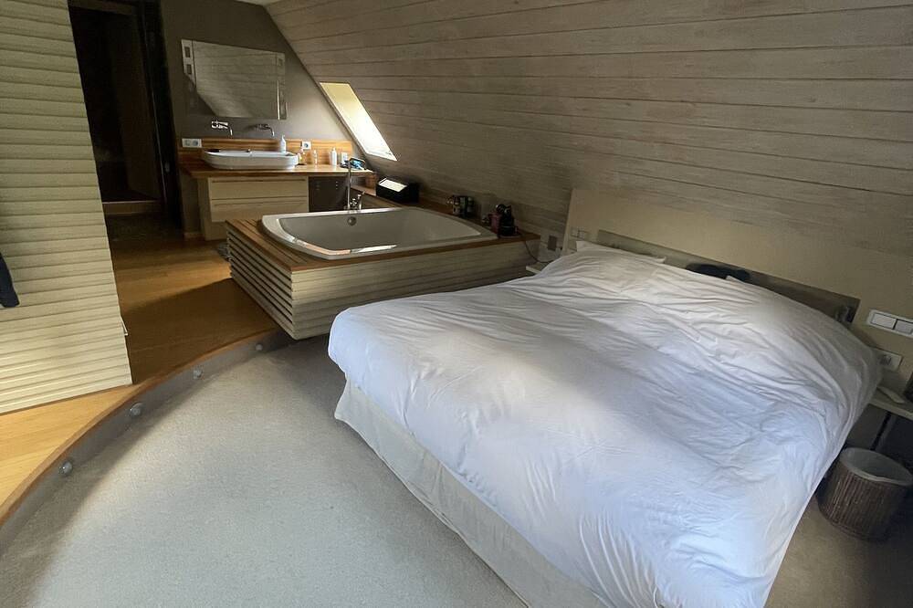 Propriété de Charme Tout Confort Avec Piscine Intérieure; Jacuzzi in Marcq-en-Barœul, Lille region