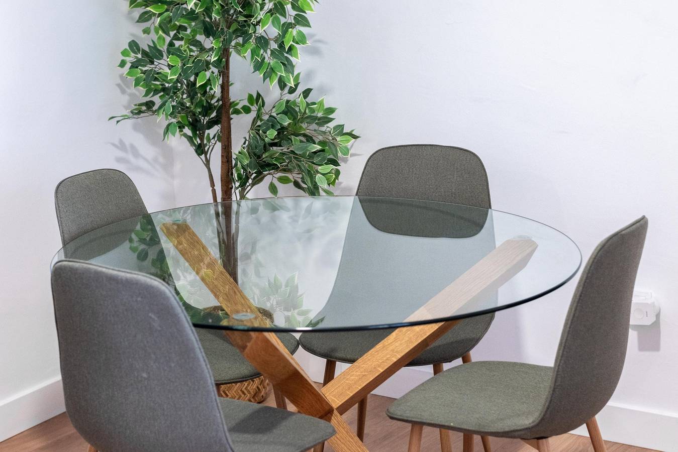 Apartamento entero, Luminoso y Amplio Apartamento con Terraza Privada y Aire Acondicionado en Sevilla in Central Seville, Sevilla