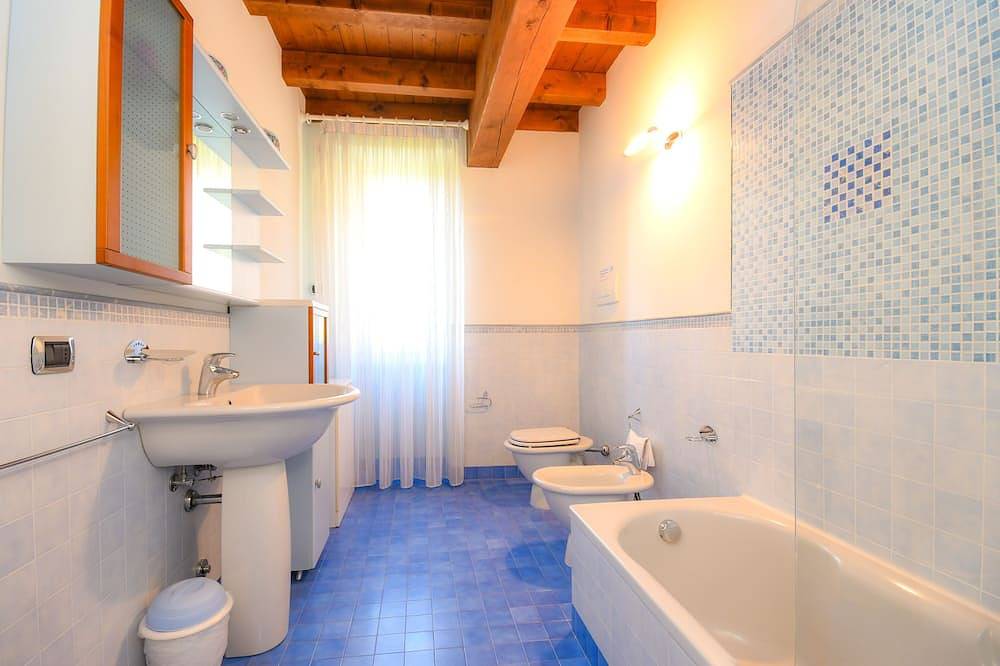 Ferienwohnung mit Pool und Seeblick. Zentrale Lage in gemütlicher Residenz in Moniga del Garda, Gardasee-Berge