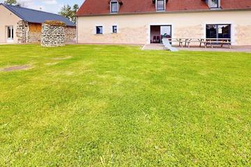 Gîte pour 25 personnes, avec balcon et jardin dans La Haye-Pesnel