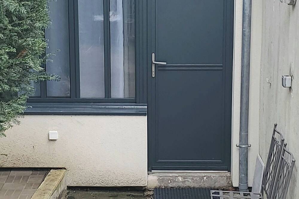 Entire apartment, Small loft and terrace in Le Lilas, 4 minutes from the Serge Gainsbourg metro station on line 11 in Les Lilas, Seine-Saint-Denis