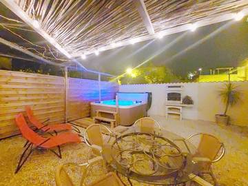 Gîte pour 4 personnes, avec jacuzzi et jardin, adapté aux familles à Thézan-lès-Béziers