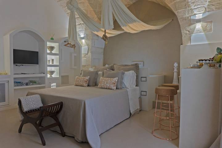 Appartamento intero, Appartamento di lusso 'Eurydice Suite' con piscina interna, terrazza, A/C e Wi-Fi in Ostuni, Salento