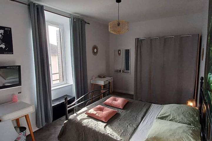 Location de vacances pour 12 personnes, avec jardin dans Jourgnac - 2