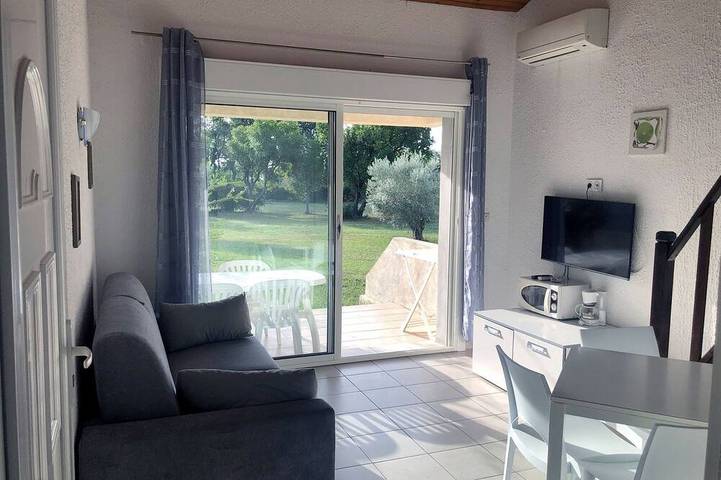 Ganze Wohnung, Bungalow am Meer mit ausgestattetem Strand in Santa-Lucia-di-Moriani, Corte und Umgebung