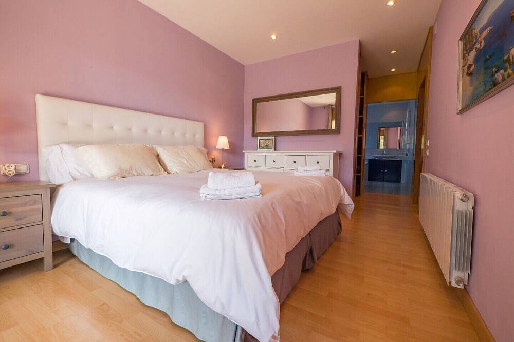 Bonita casa con capacidad para 12 pax. Piscina privada zona Bbq y wifi gratis. Vivalidays Kiros. in Tordera, Maresme