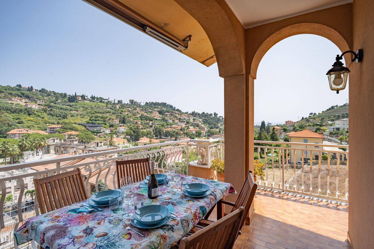 Geheel appartement, Vakantieappartement voor 4 personen met zwembad in Bordighera, Riviera di Ponente