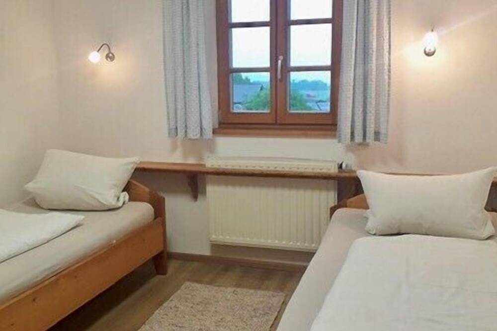 Ganze Wohnung, Ferienwohnung Chiemsee für 2-4 Personen (65 qm,Dg) in Weisham, Bernau am Chiemsee