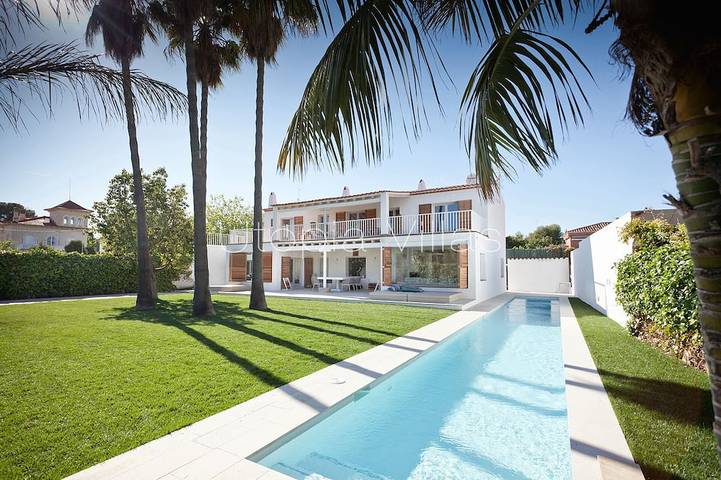 Vacation rental for 12 people, with yard and hot tub as well as balcony in Sitges