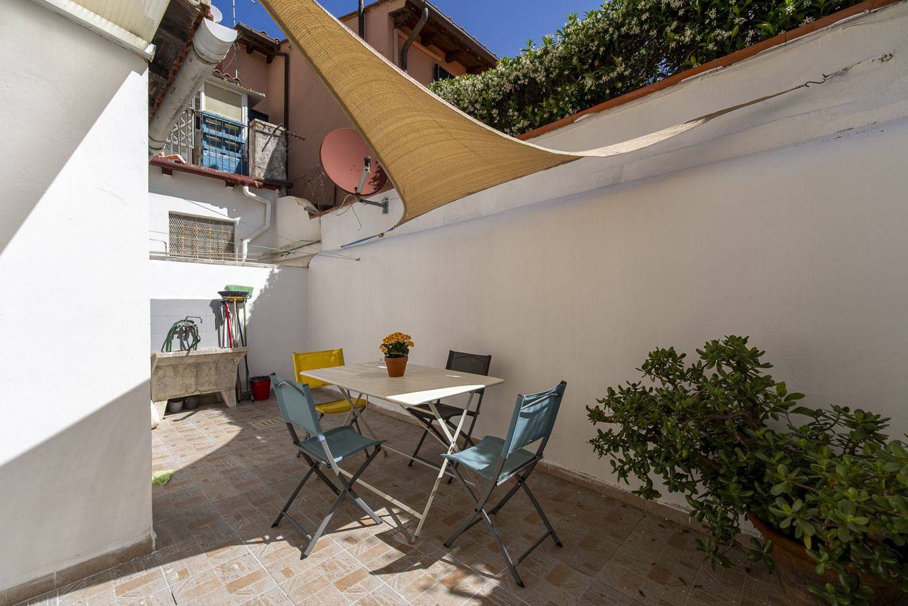 Appartement entier, Guesthost - Lovely & Central Studio with Terrace in Livourne, Côte des Étrusques