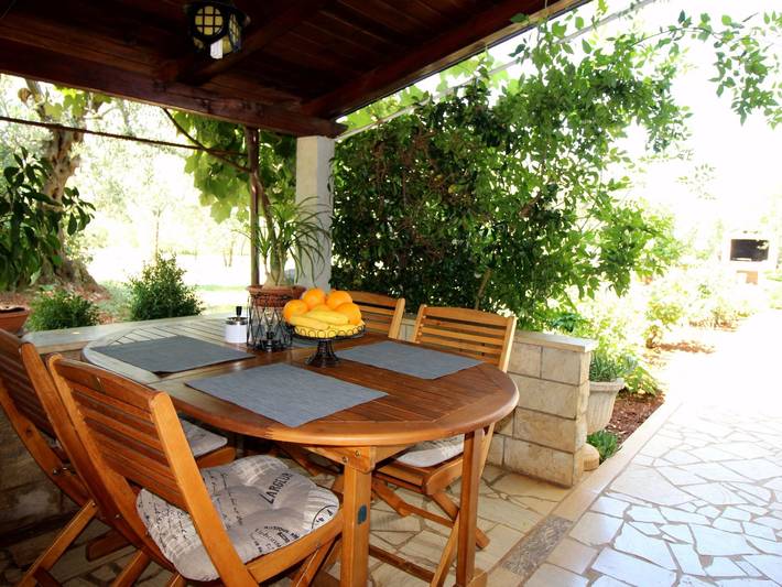 Ferienwohnung für 5 Personen, mit Terrasse und Garten in Poreč