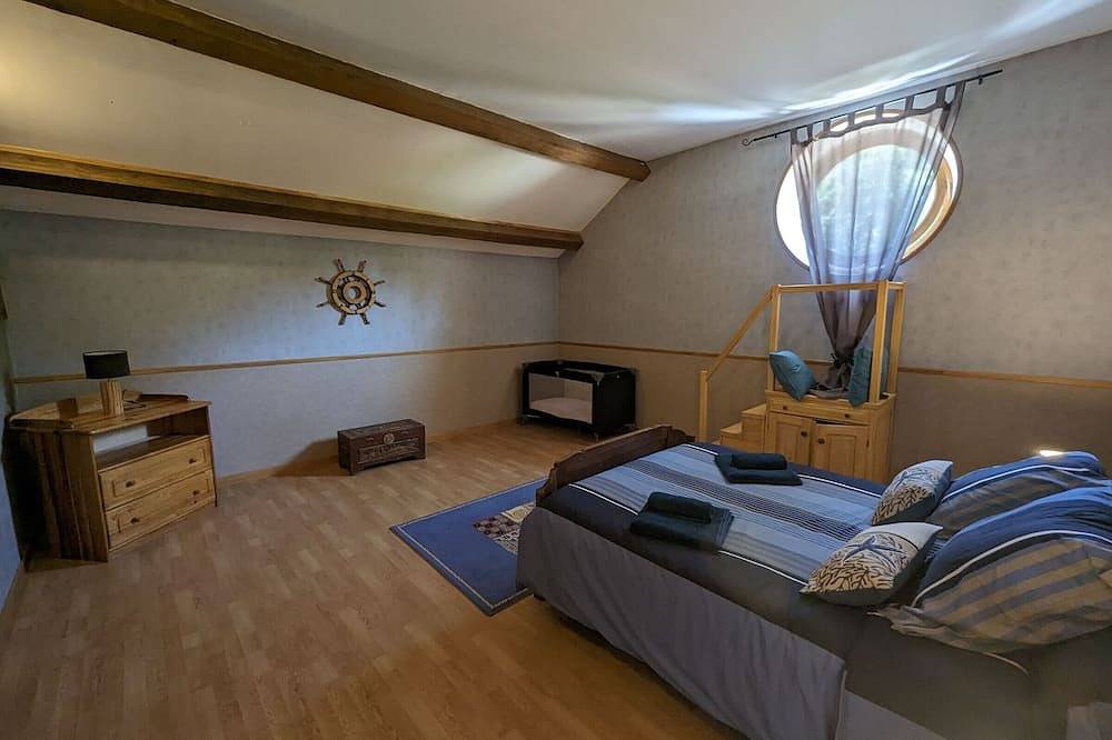 Charming 2-Bed Gîte with Pool on 3-Hectare Farm with Pets in Haute-Marne