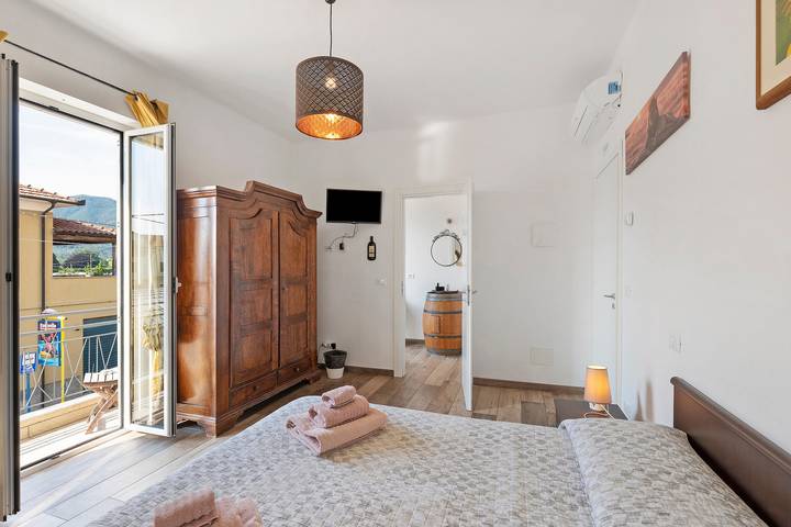 Room 'Leone' with Mountain View, Wi-Fi and Air Conditioning in Albenga, Riviera di Ponente