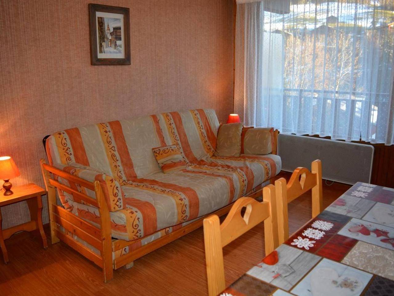 Entire studio, Sunny Ski Studio with Parking - Sleeps 4, Near Slopes & Shops in Chinaillon, Le Grand-Bornand