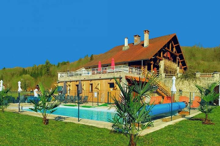 Gîte pour 27 personnes, avec jardin ainsi que sauna et jacuzzi