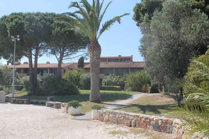Appartement de vacances pour 4 personnes, avec terrasse et vue sur le lac ainsi que vue et piscine, adapté aux familles