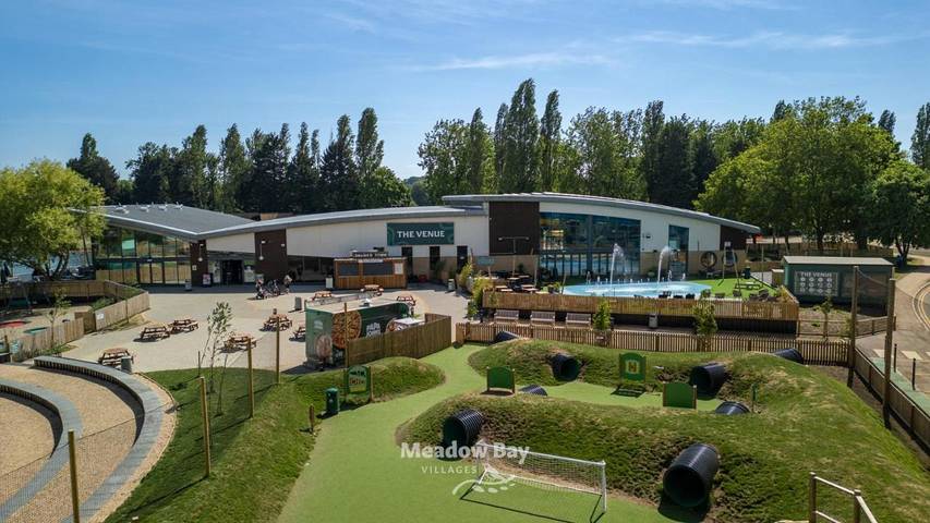 Lodge for 8 people, with Children pool and Pool in Northampton