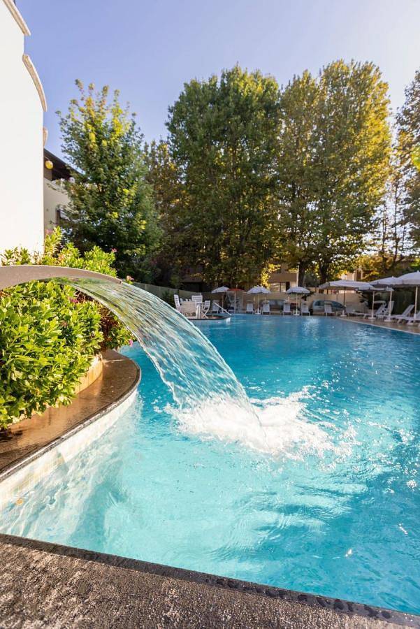 Location de vacances pour 6 personnes, avec bassin pour enfant et jacuzzi ainsi que piscine et balcon à Cervia - 2