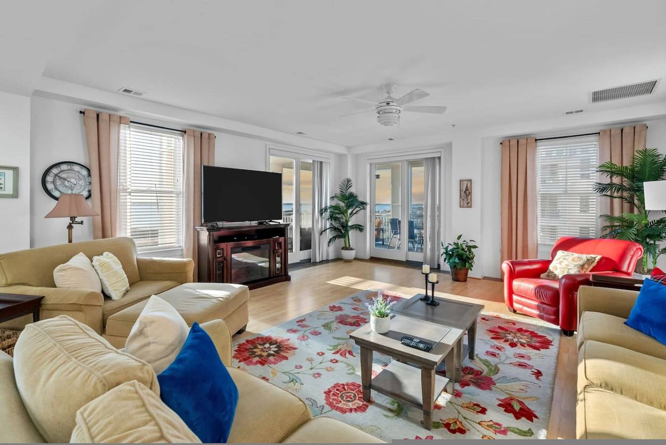 Entire apartment, New! Oceanfront Penthouse/ 2 Decks/ Pool/Beach/Gym in Virginia Beach