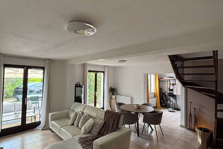 Villa with a beautiful garden (air conditioning with heating and cooling functions + parking spaces for cars + bike shed) in Les Milles, Aix-en-Provence